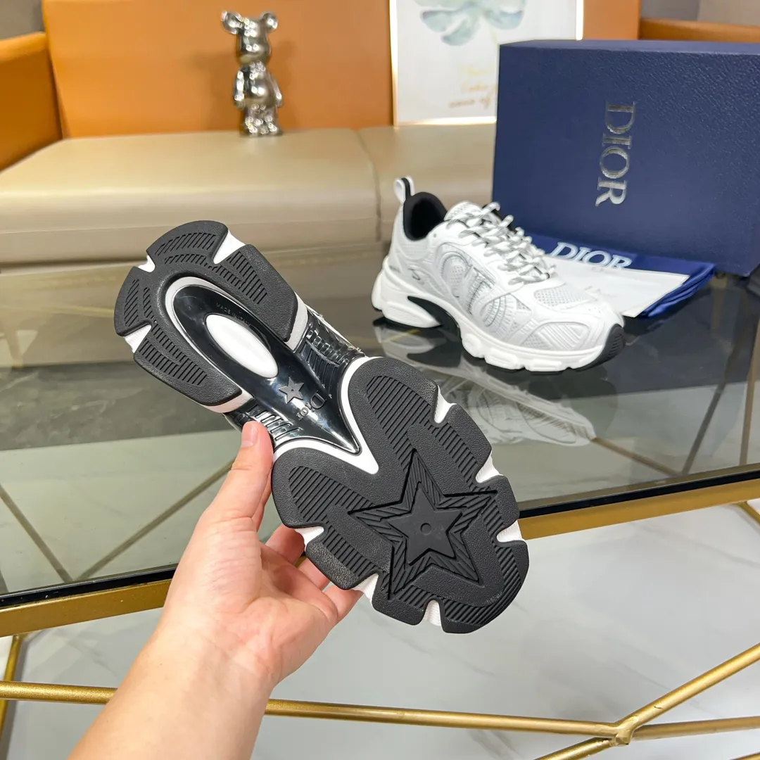 P500 Dior Chrono sneakers are a new product of the 2024 autumn ready-to-wear series, reinterpreting running shoes with Dior's haute couture style. Crafted from beige mesh with laminated leather-effect panels in gold and silver tones, it's highlighted by CD logos on the sides, a star patch on the tongue and a Dior logo on the heel. Featuring tri-color laces, a lightweight sole and star embellishments for a casual look for any season. Size: Female size 35-41 (Female size 41 and 42 can be customized) Male size 39-44 (45/46 can be customized) Color: white, pink, gold, silver, black